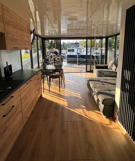 Wohnbereich unseres HouseboatOne in Berlin